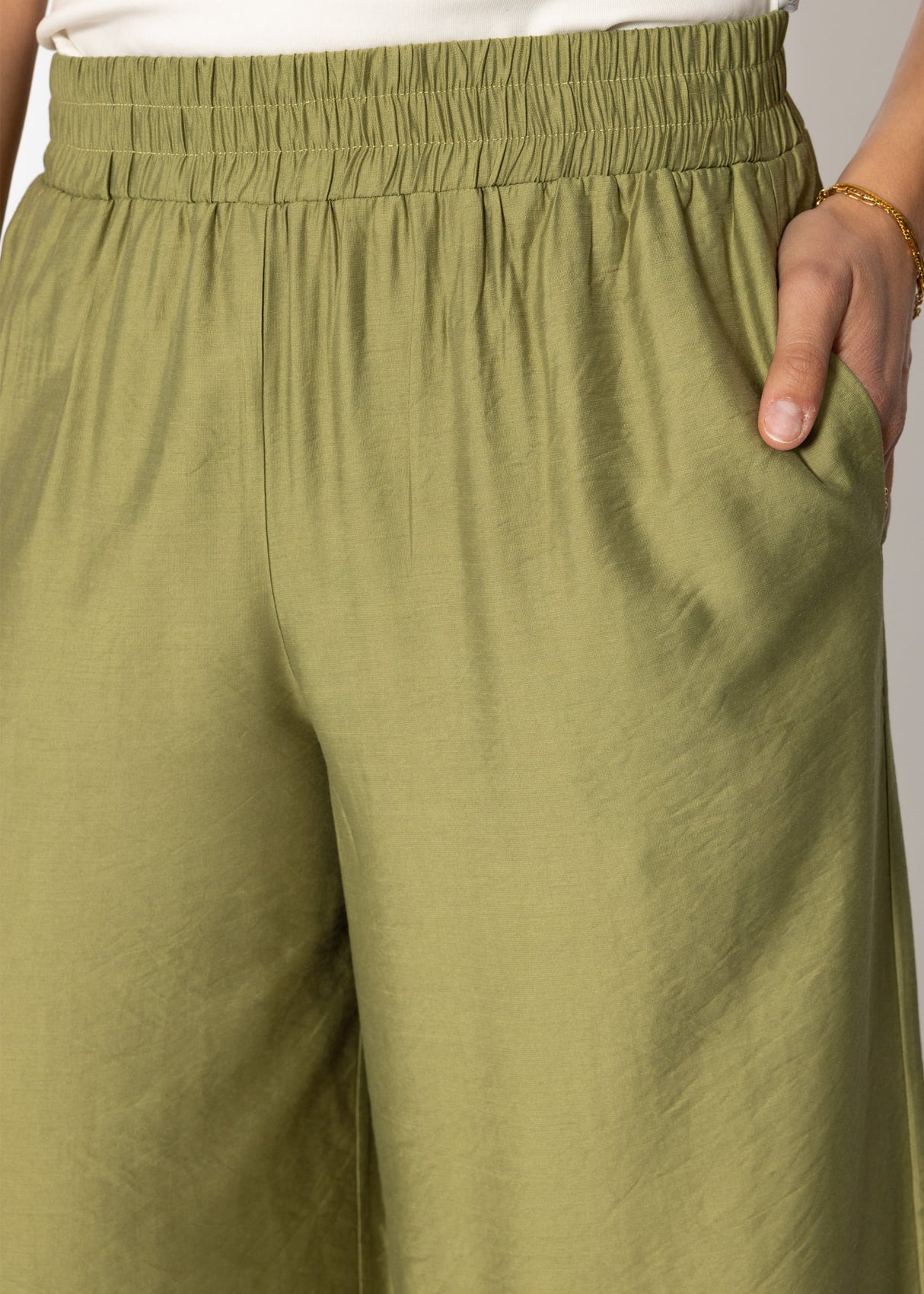 Shiny fabric trousers with a straight leg - Khaki