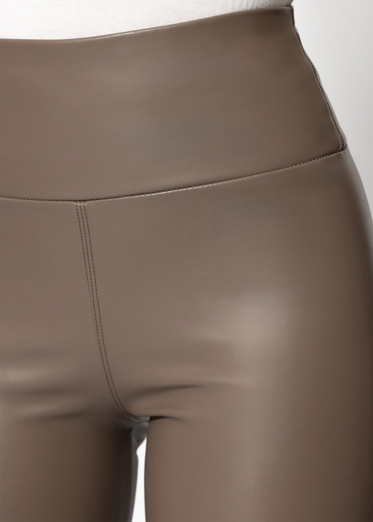 High-Rise Thermo Lederleggings mit breitem Bund - taupe