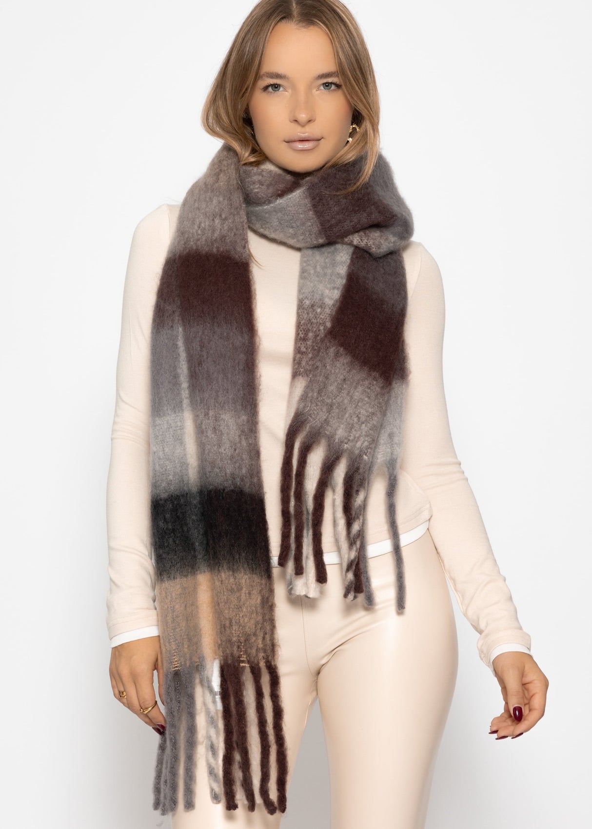Checkered fluffy scarf - brown