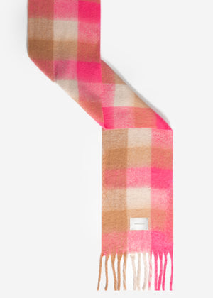 Checkered fluffy scarf with fringe - pink