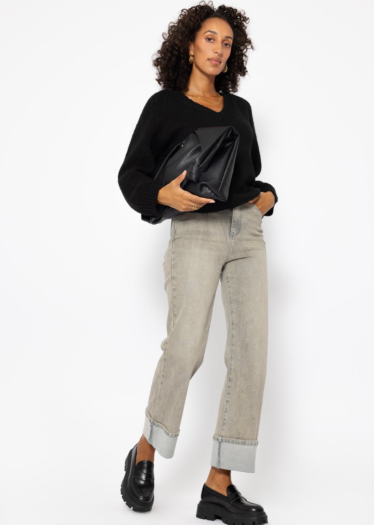Classic V-neck knitted sweater with panel - black