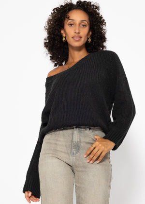 Classic V-neck knitted sweater with panel - black