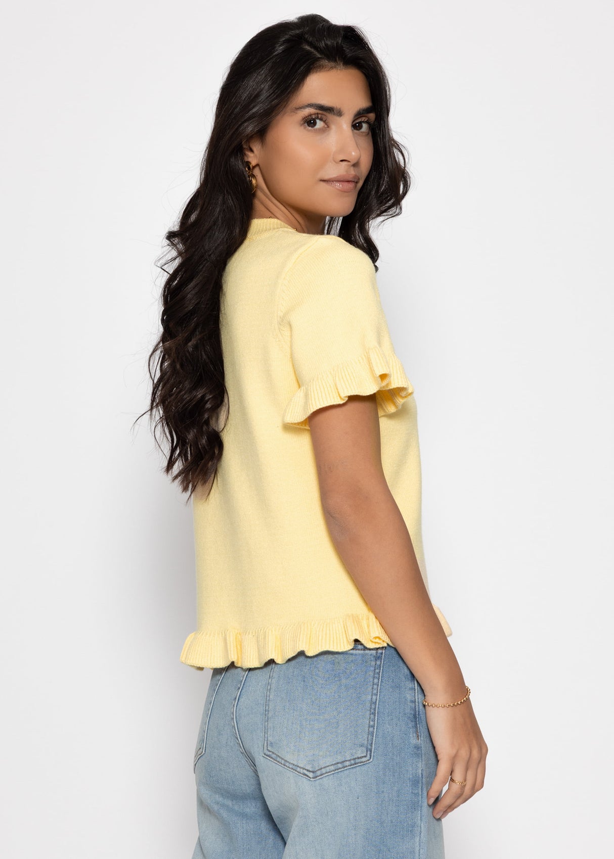 Short-sleeved sweater with ruffles - butter yellow