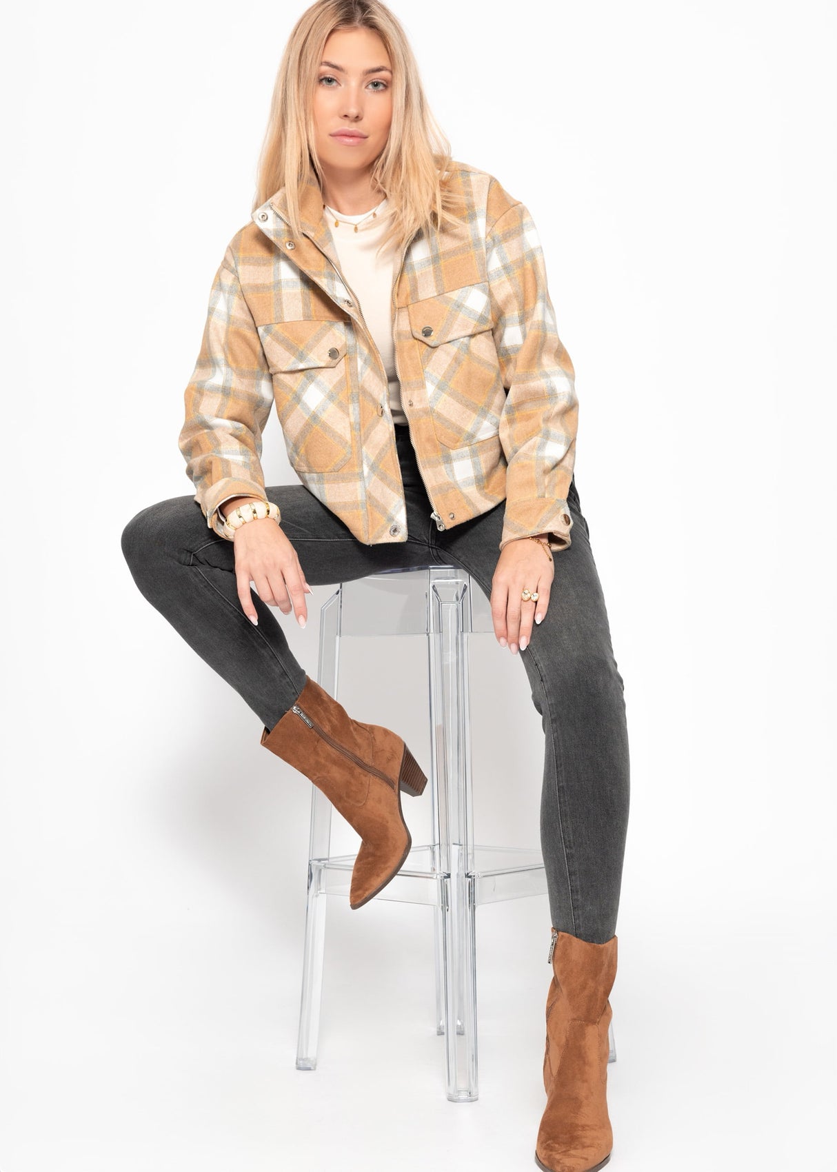 Short oversize jacket with a caro pattern-beige-gray