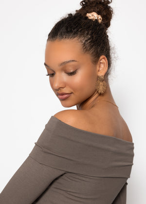 Long-sleeved shirt with Carmen neckline - taupe