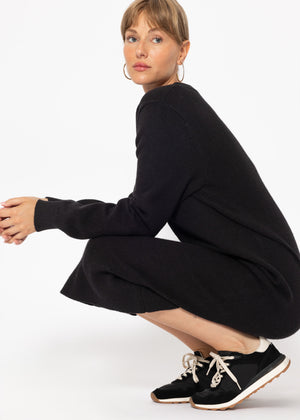 Long V-neck knitted dress - black
