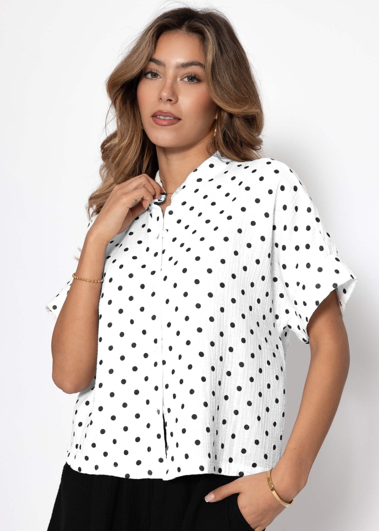 Muslin blouse with attached short sleeves and dots - off-white