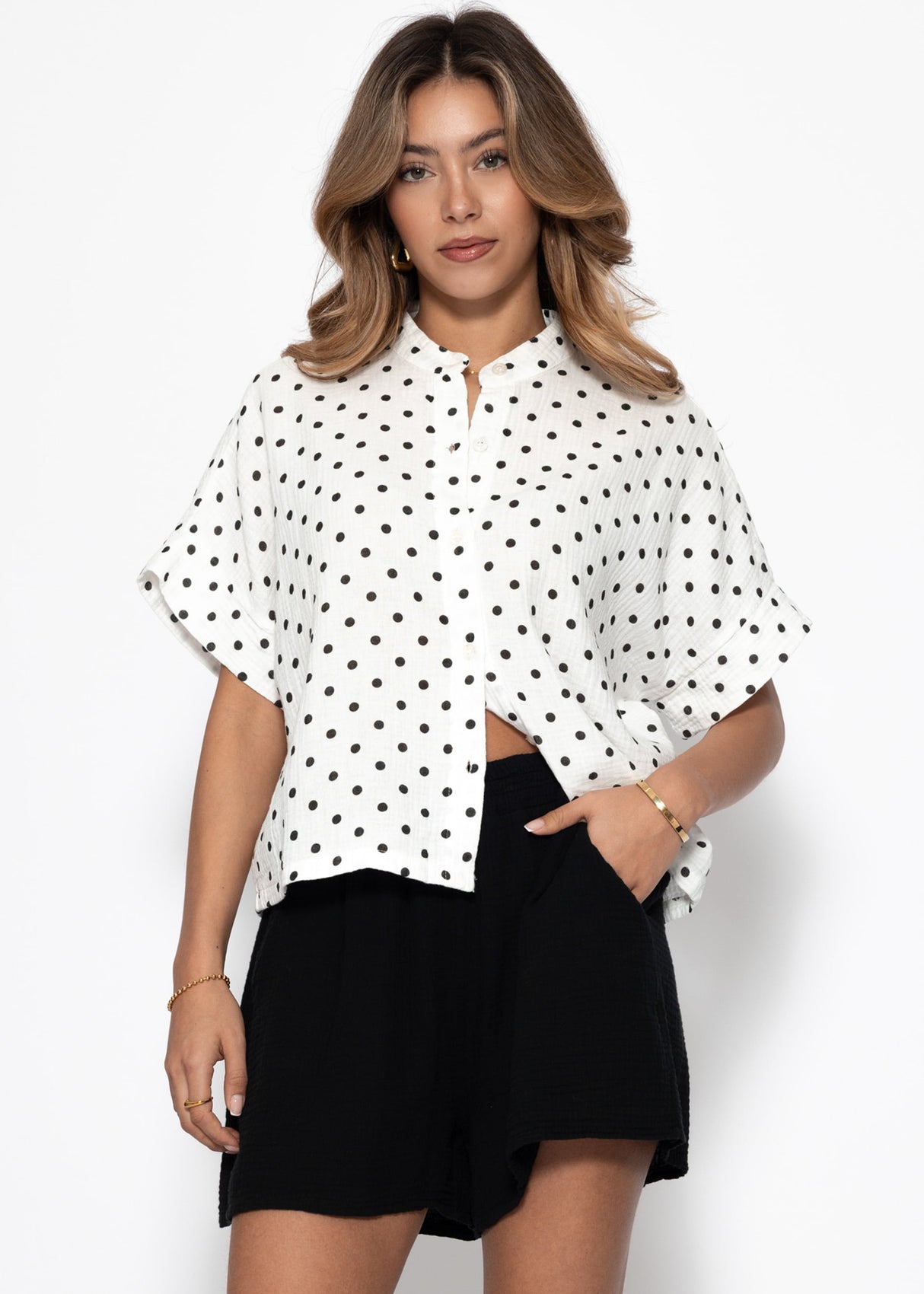Muslin blouse with attached short sleeves and dots - off-white