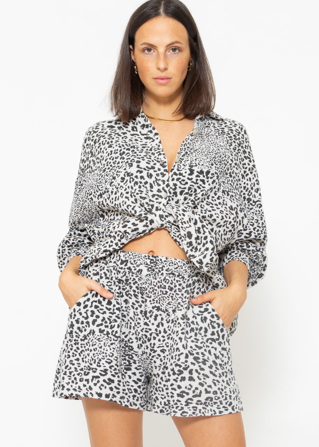 Musselin Shorts mit Leo-Print, hellbeige
