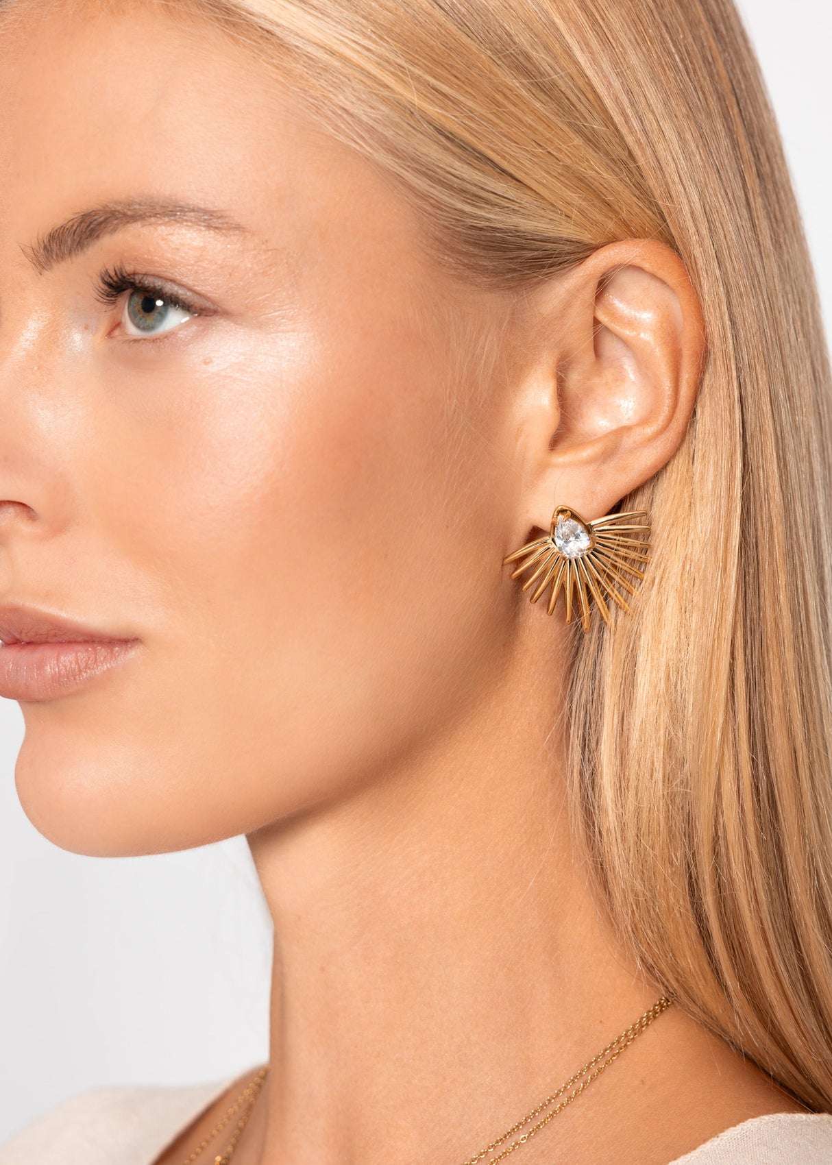 Stud earrings with stones - gold