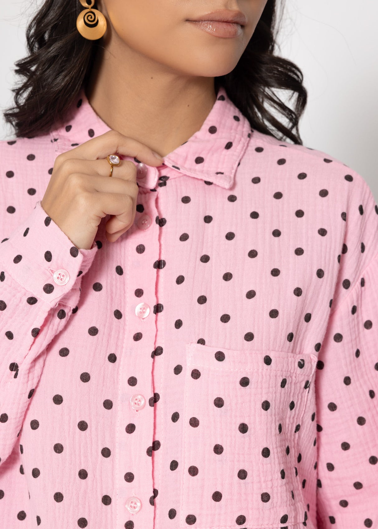 Oversize Musselin Bluse mit braunen Punkten - rosa