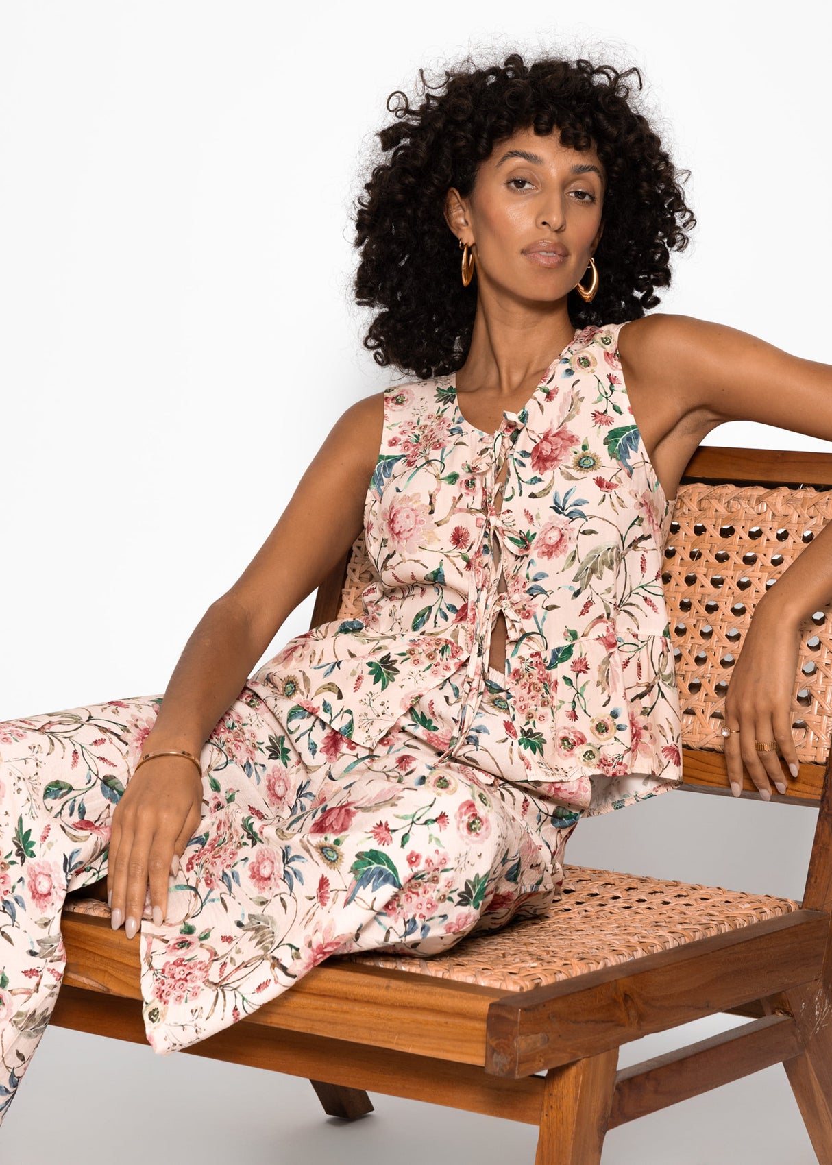 Top with tapes and floral pressure - beige