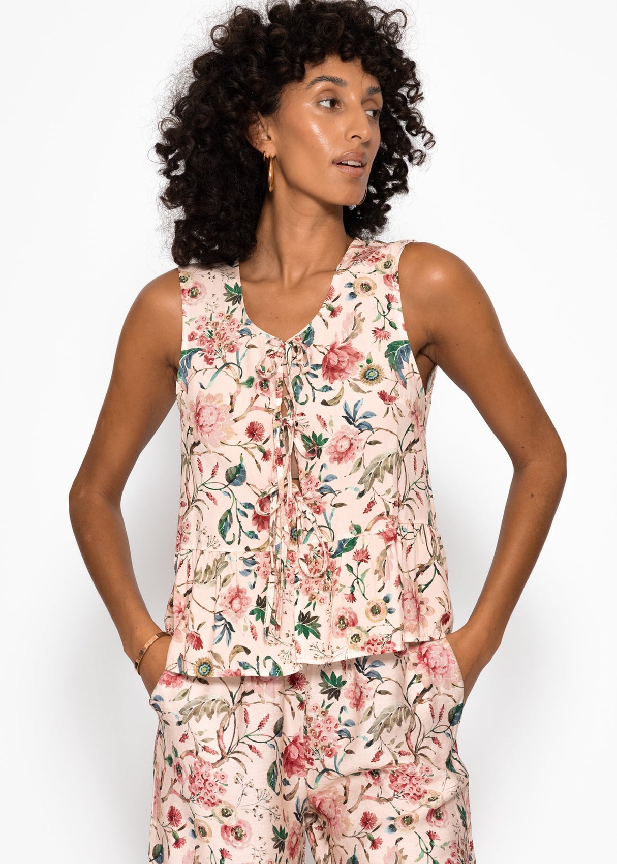 Top with tapes and floral pressure - beige