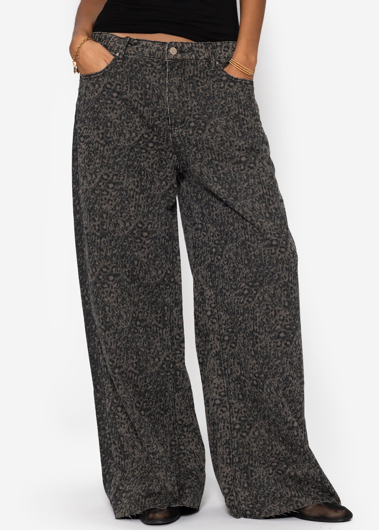 Wide Baggy jeans with Leo-Print-Braun