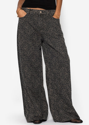 Wide Baggy jeans with Leo-Print-Braun