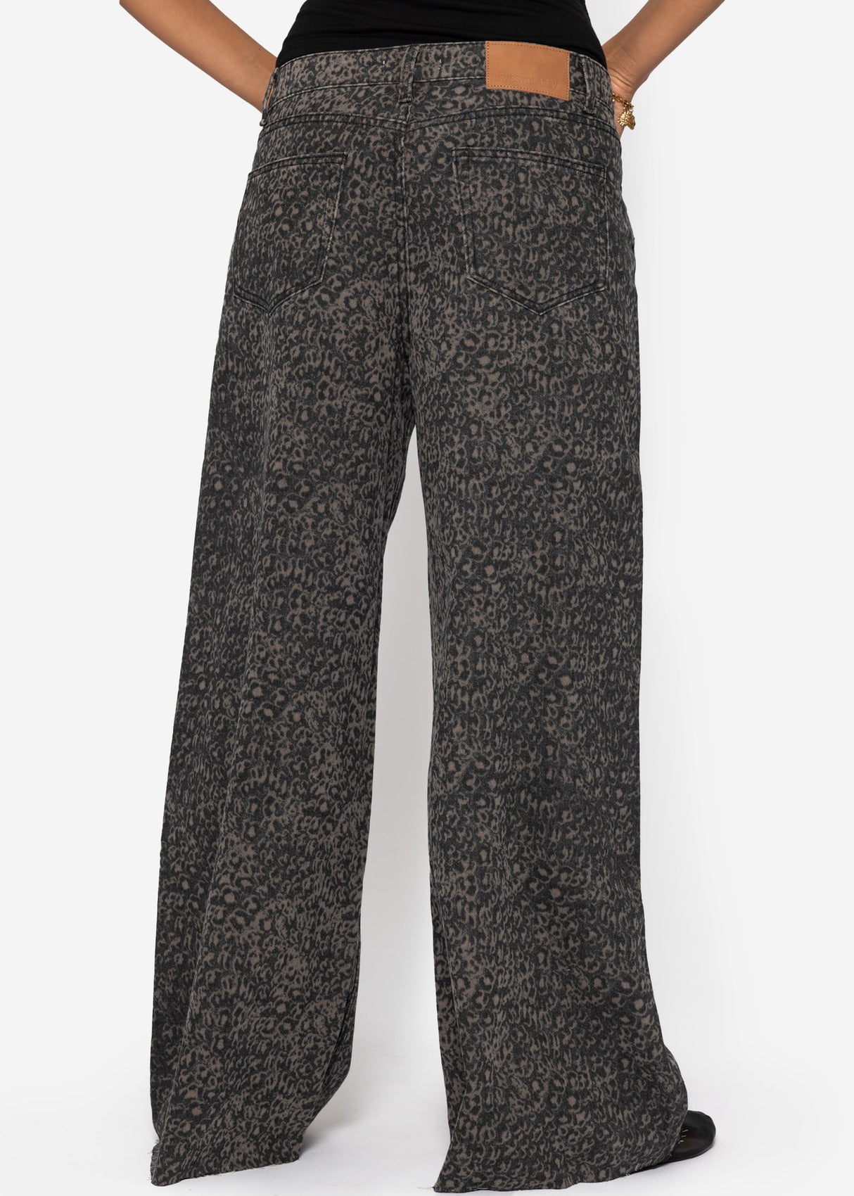 Wide Baggy jeans with Leo-Print-Braun