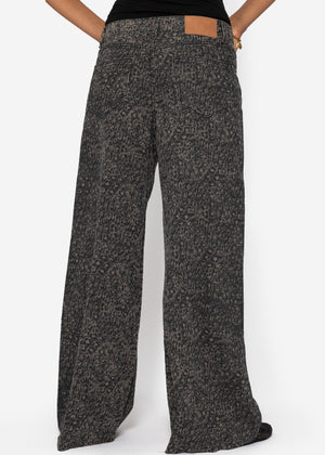 Wide Baggy jeans with Leo-Print-Braun