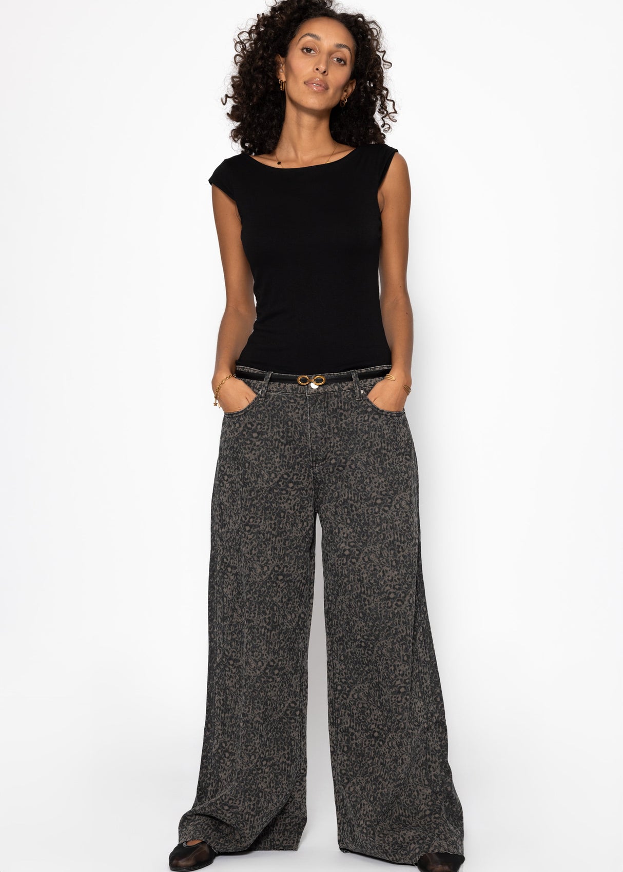 Wide Baggy jeans with Leo-Print-Braun