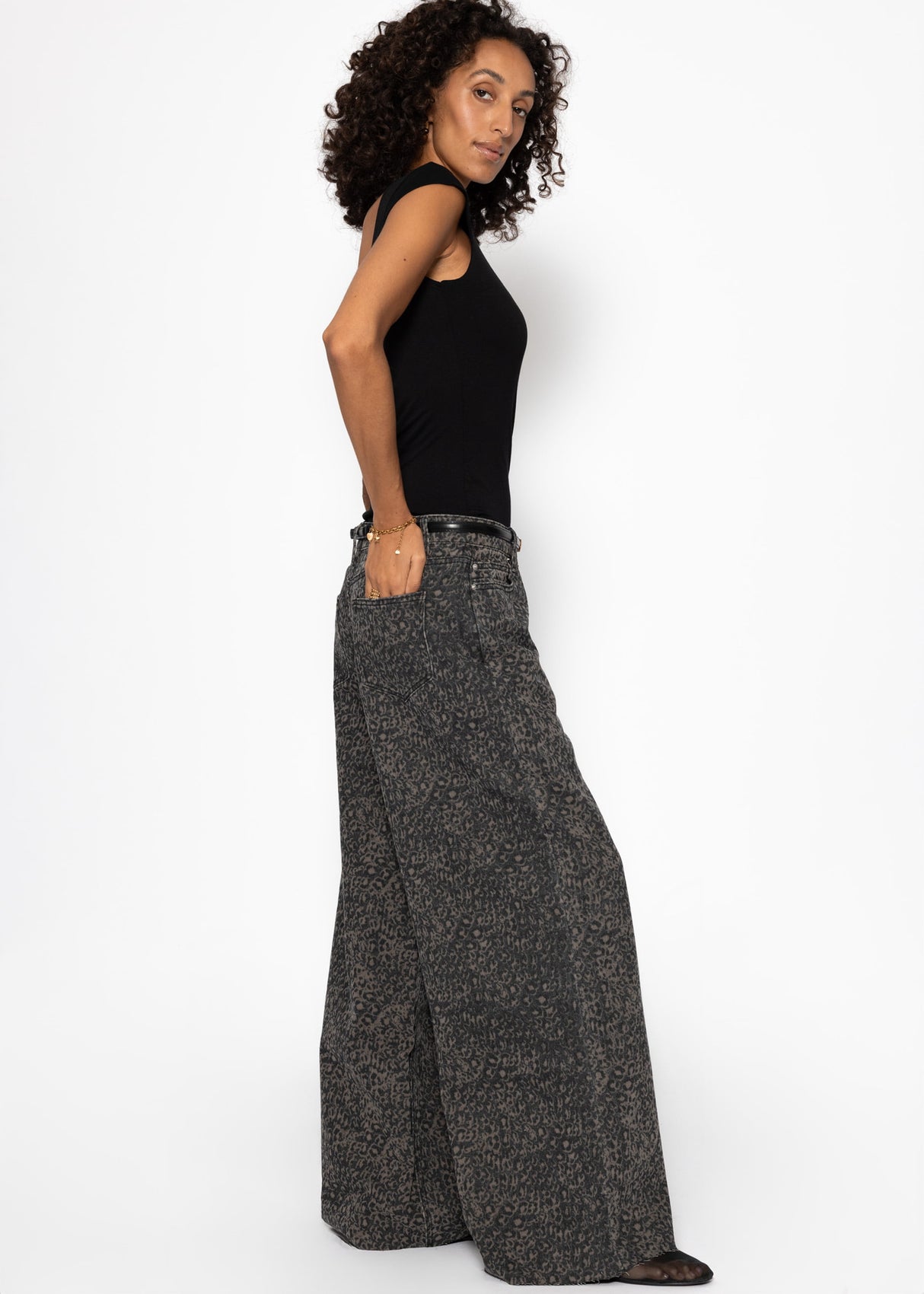 Wide Baggy jeans with Leo-Print-Braun