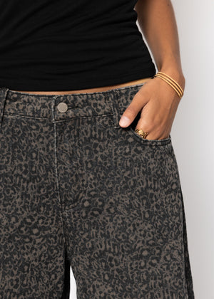 Wide Baggy jeans with Leo-Print-Braun