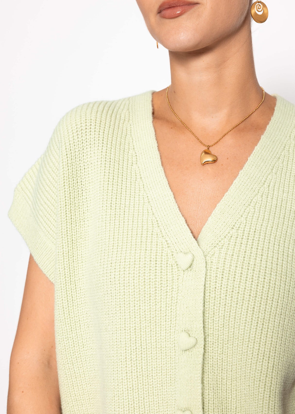 Strickweste mit Herzknöpfen - salbeigrün