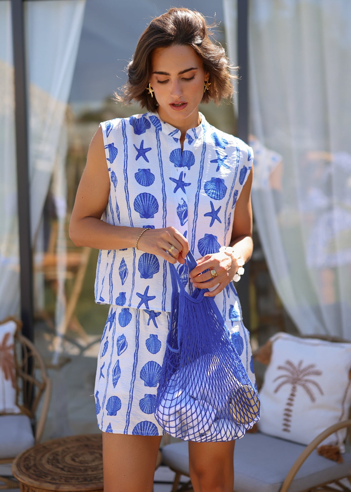 Ärmellose Bluse mit maritimem Print - weiß-blau