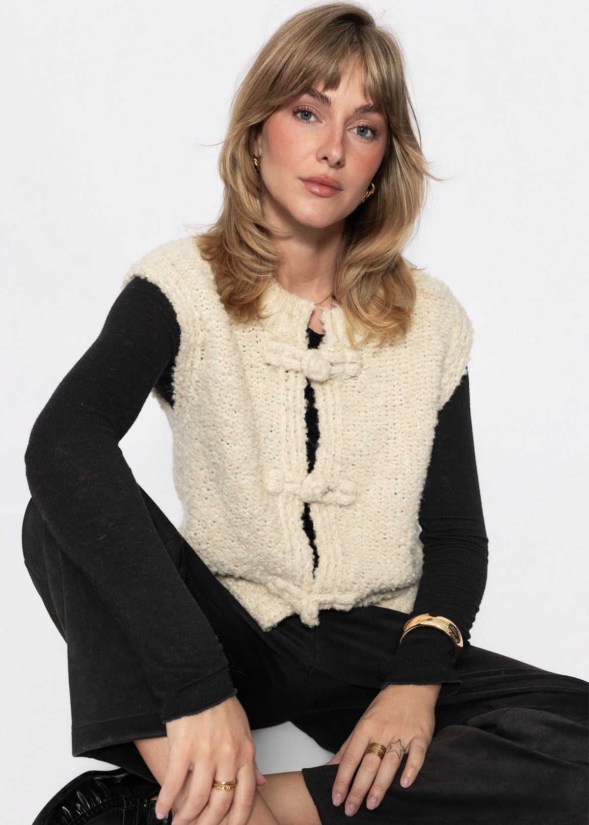 Sleeveless waistcoat with toggle fastening - off-white