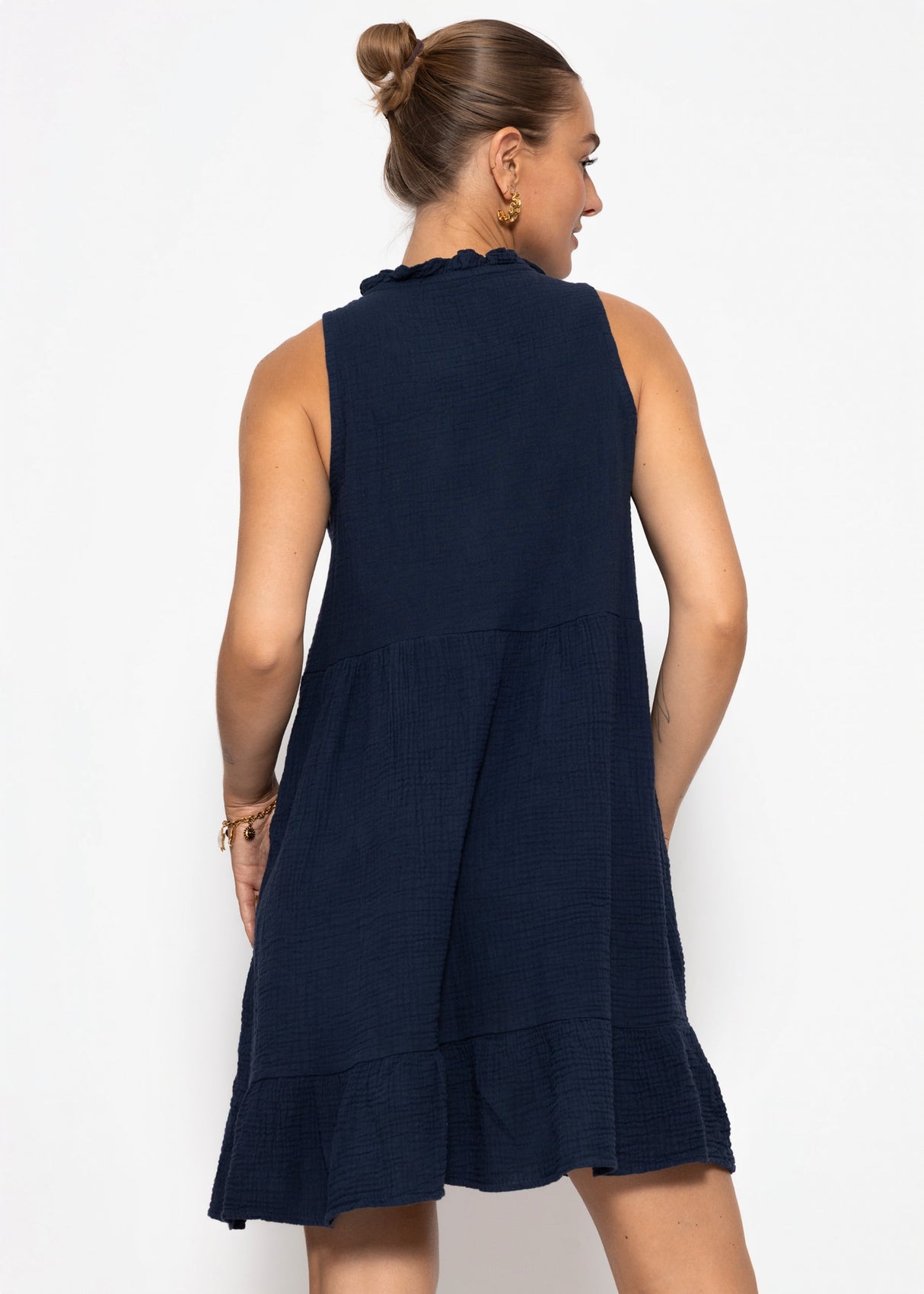 Ärmelloses Musselin Kleid mit Volants - dunkelblau
