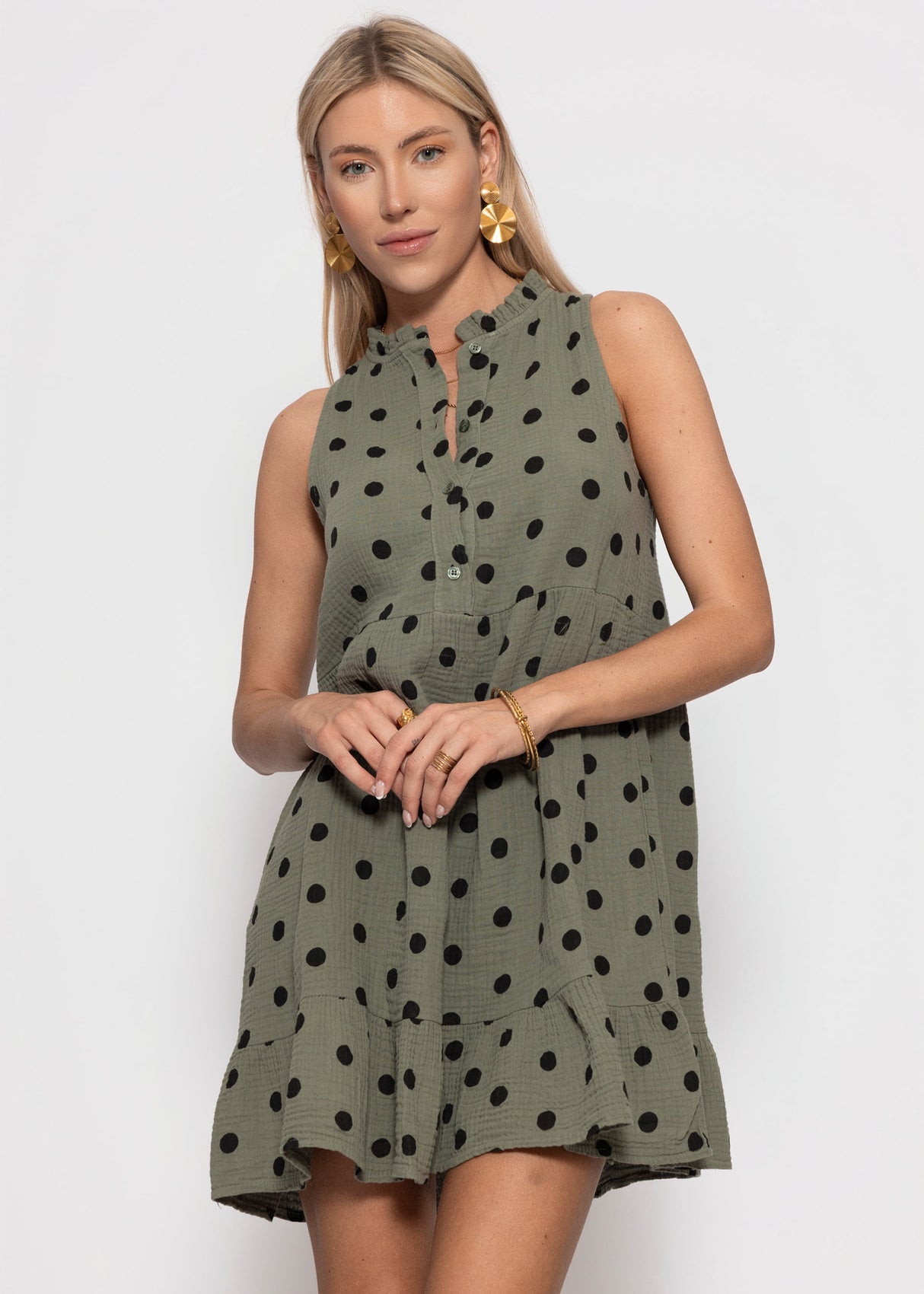 Ärmelloses Musselin Kleid mit Volants und Punkte Print - khaki