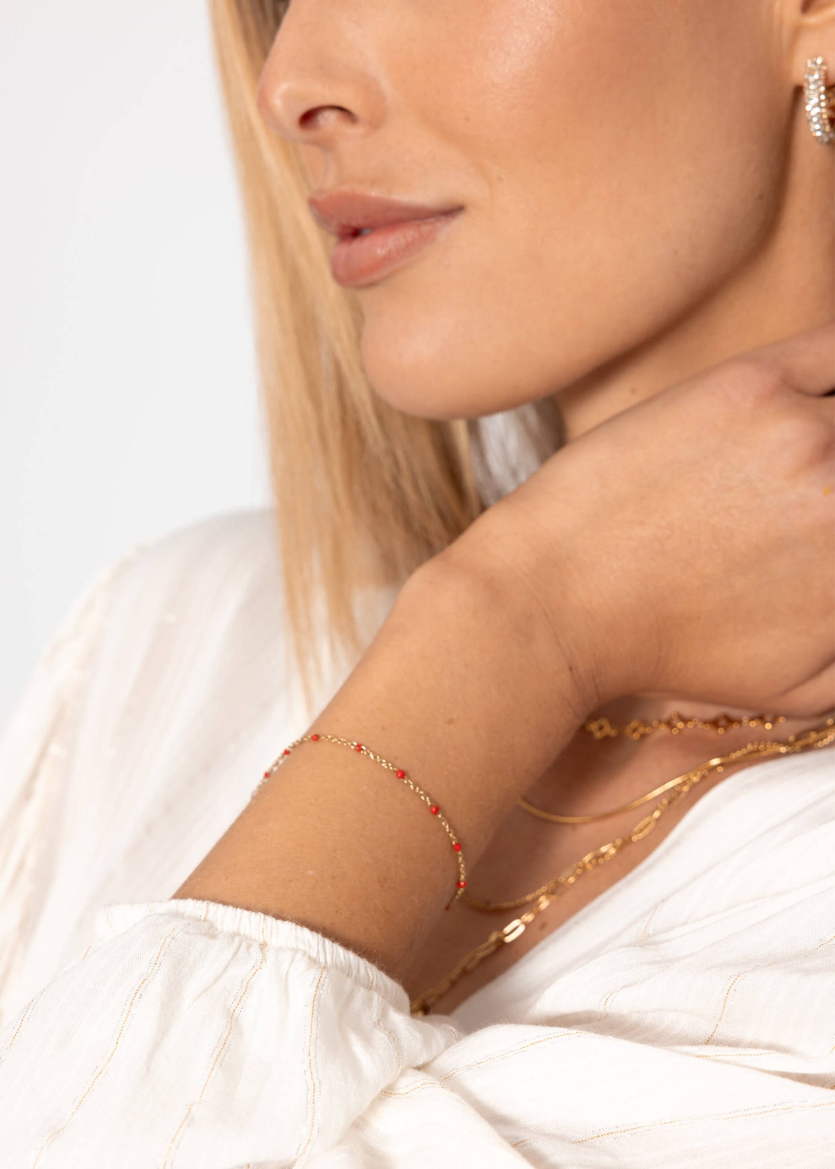 Bracelet with red beads - gold