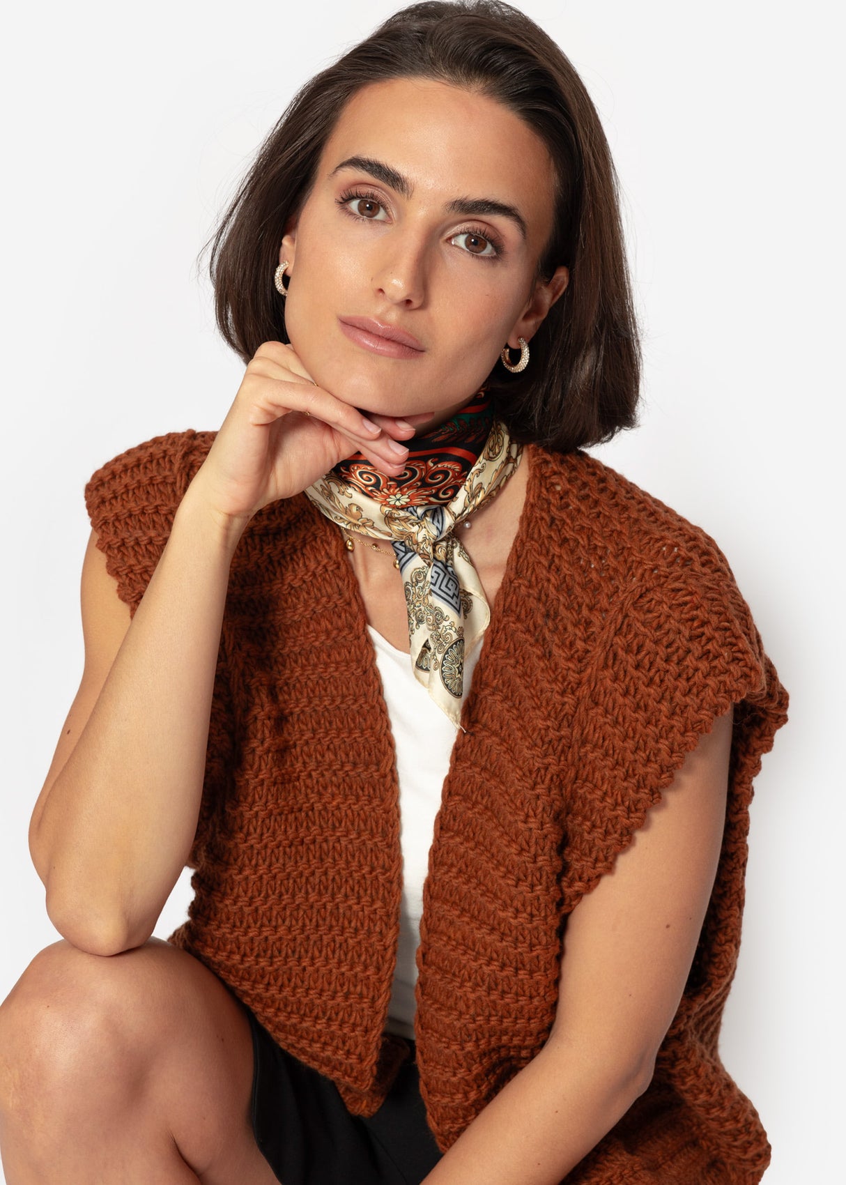 Sleeveless knitted vest with structured shoulders - cognac