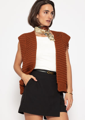 Sleeveless knitted vest with structured shoulders - cognac