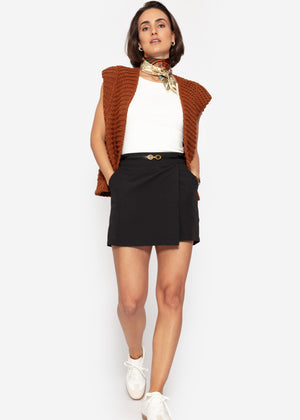 Sleeveless knitted vest with structured shoulders - cognac