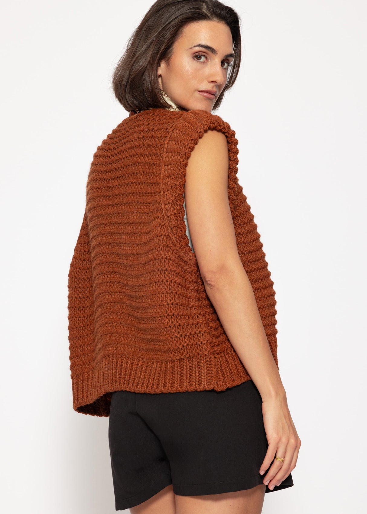 Sleeveless knitted vest with structured shoulders - cognac