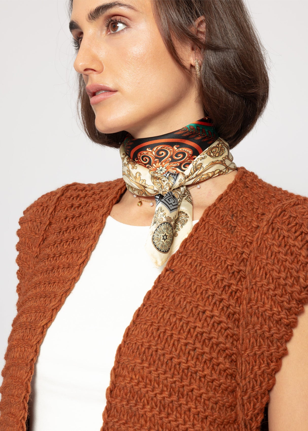 Sleeveless knitted vest with structured shoulders - cognac