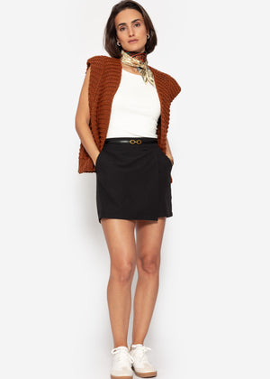 Sleeveless knitted vest with structured shoulders - cognac