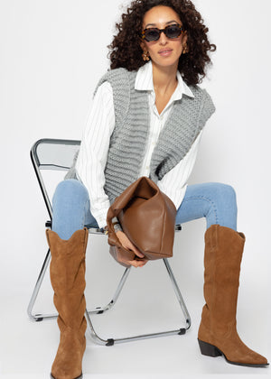 Sleeveless knitted vest with structured shoulders - light grey