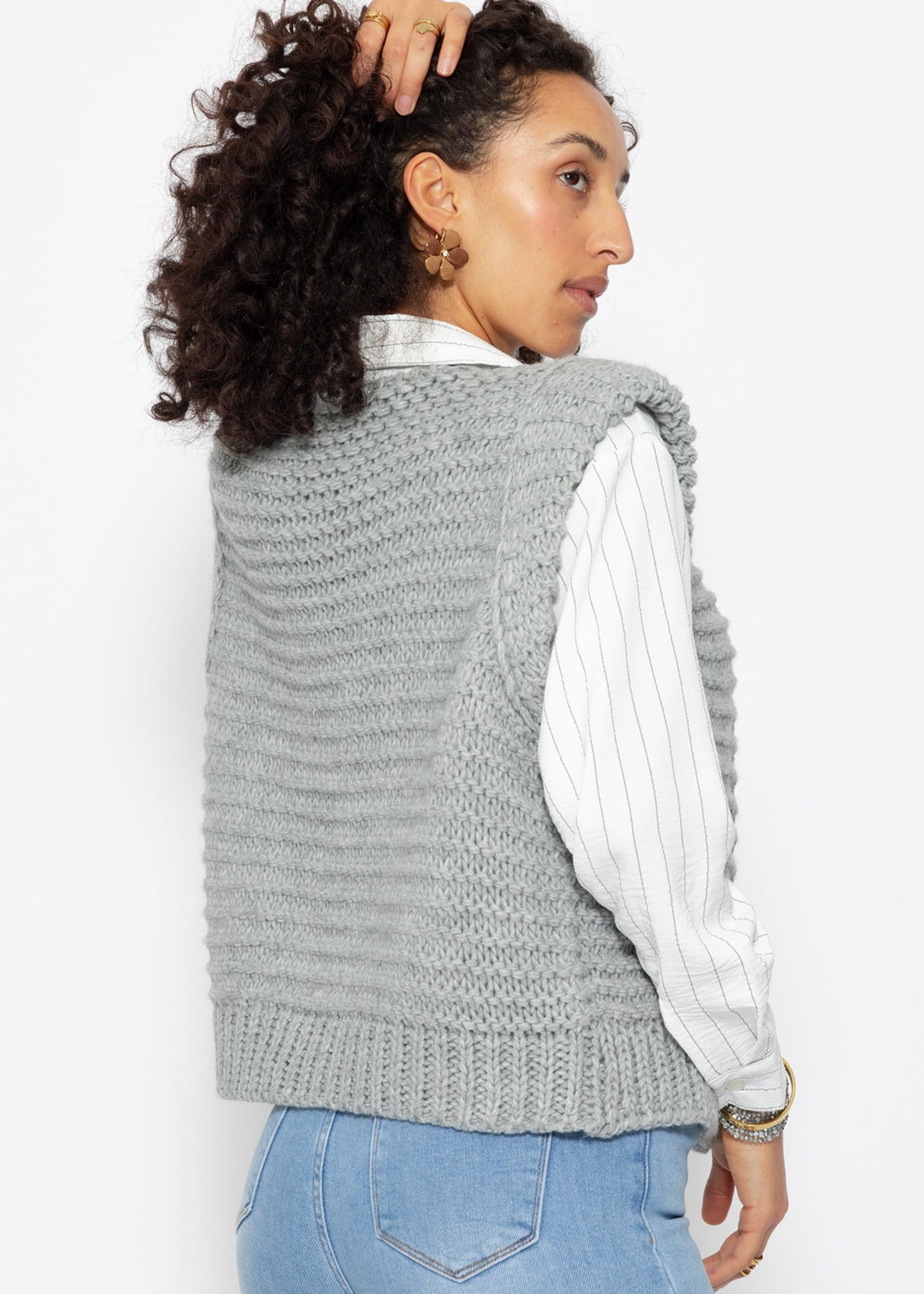 Sleeveless knitted vest with structured shoulders - light grey