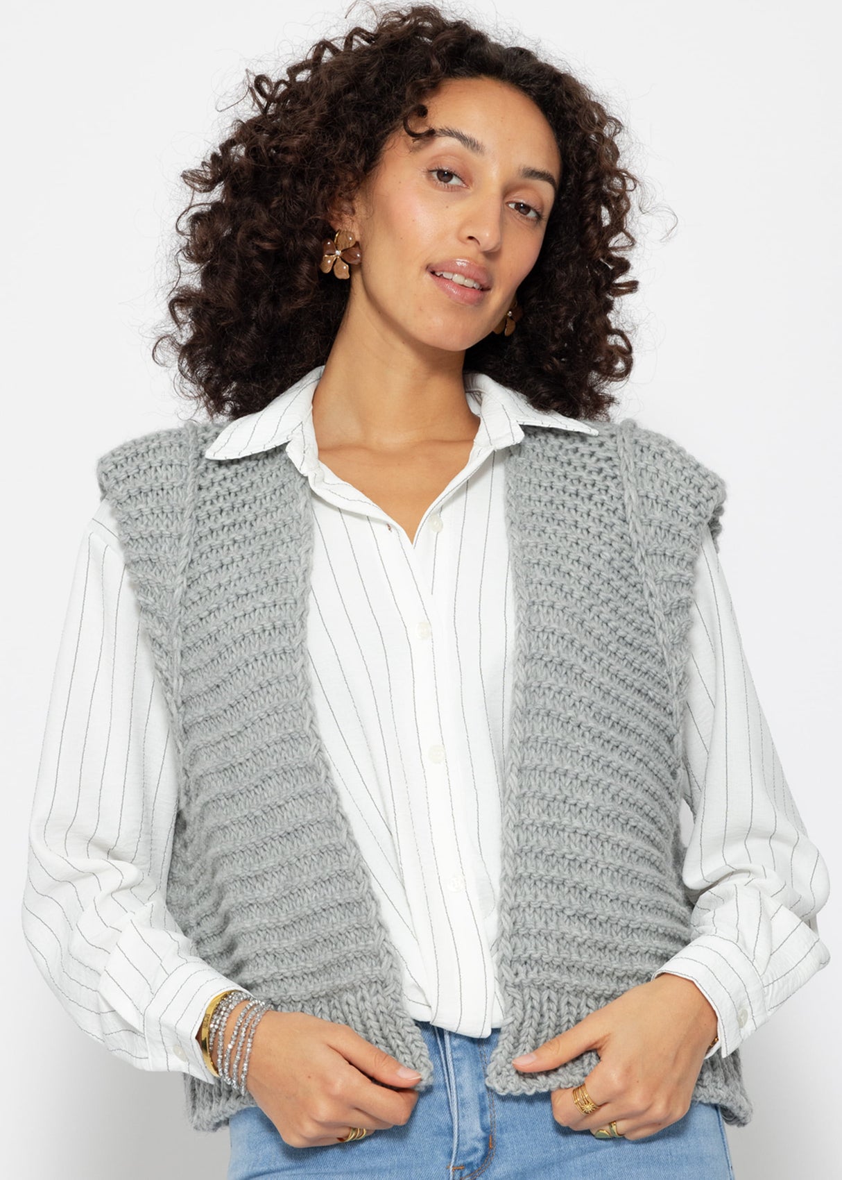 Sleeveless knitted vest with structured shoulders - light grey