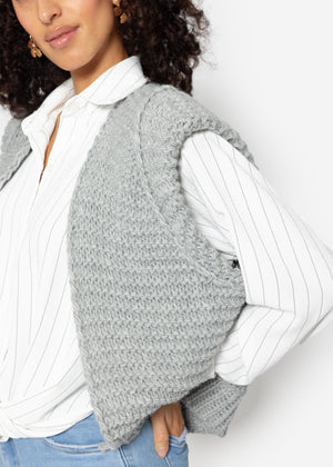 Sleeveless knitted vest with structured shoulders - light grey