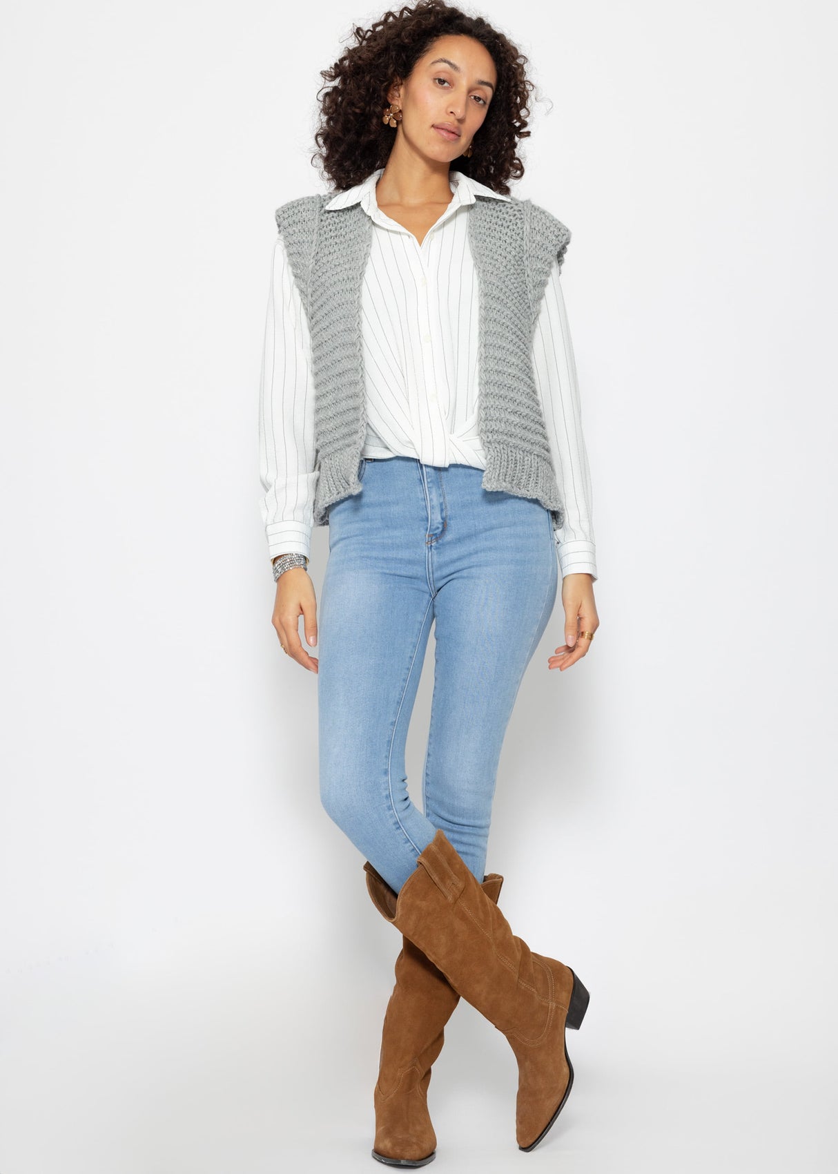 Sleeveless knitted vest with structured shoulders - light grey