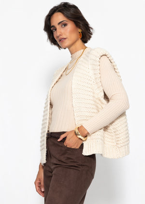 Ärmellose Strickweste mit strukturierten Schultern - offwhite