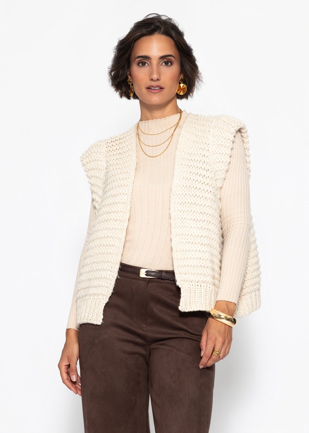Ärmellose Strickweste mit strukturierten Schultern - offwhite