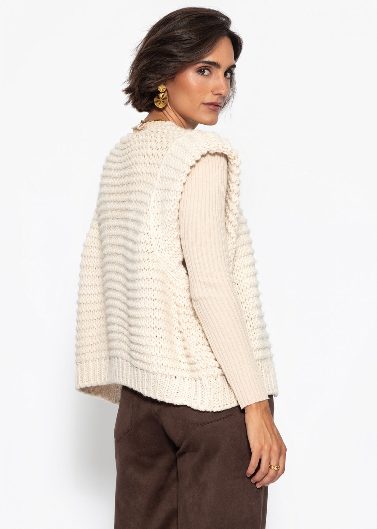 Ärmellose Strickweste mit strukturierten Schultern - offwhite