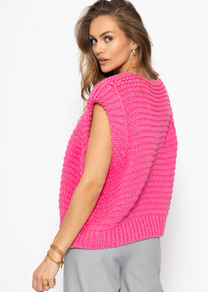 Sleeveless knitted vest with structured shoulders - pink