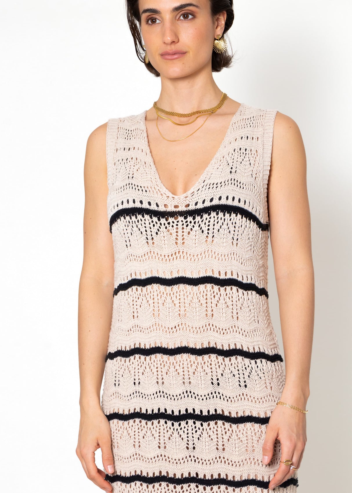 Sleeveless knitted dress with textured pattern - beige-black