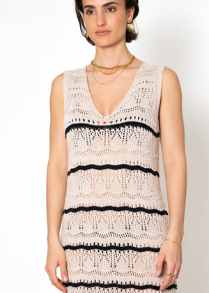 Sleeveless knitted dress with textured pattern - beige-black