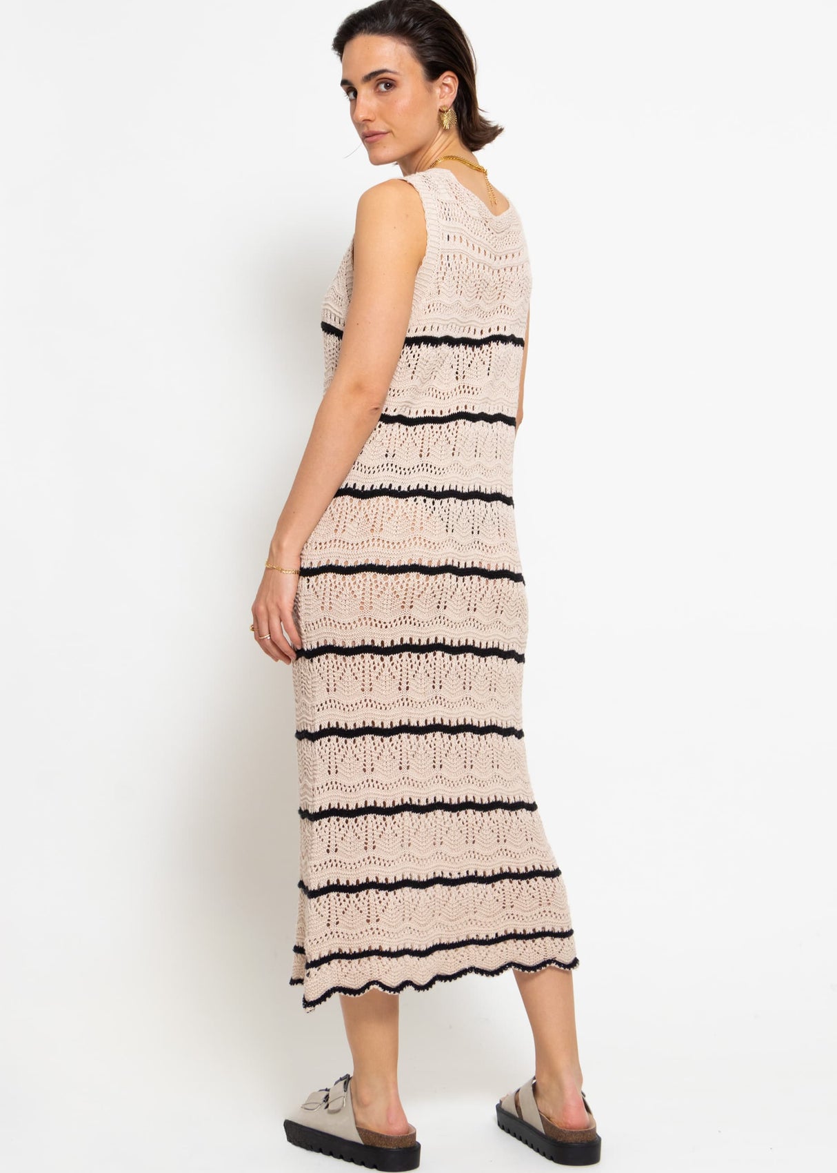 Sleeveless knitted dress with textured pattern - beige-black