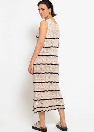 Sleeveless knitted dress with textured pattern - beige-black