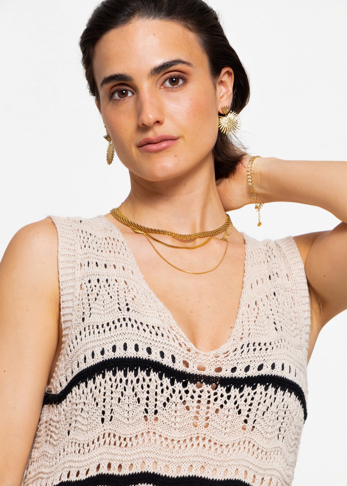 Sleeveless knitted dress with textured pattern - beige-black